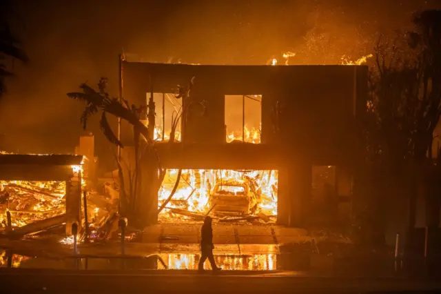 Los Angeles'ta tamamen alevlere teslim olmuş bir ev