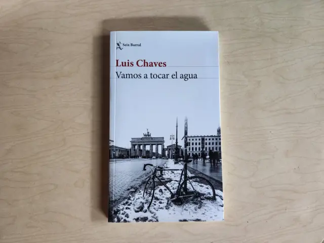 La portada del libro "Vamos a tocar el agua", de Luis Chaves