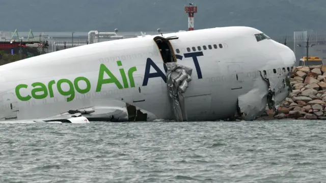 హాంకాంగ్ విమాన ప్రమాదం