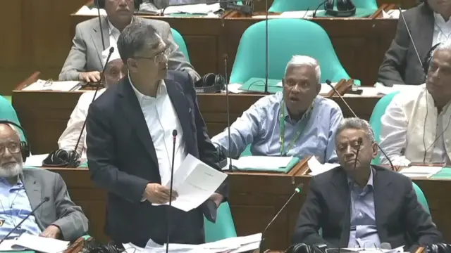 জাতীয় সংসদে আওয়ামী লীগের কার্যক্রম নিষিদ্ধ–সংক্রান্ত সন্ত্রাসবিরোধী আইনের সংশোধনী বিল উত্থাপন করছেন স্বরাষ্ট্রমন্ত্রী সালাহউদ্দিন আহমদ 