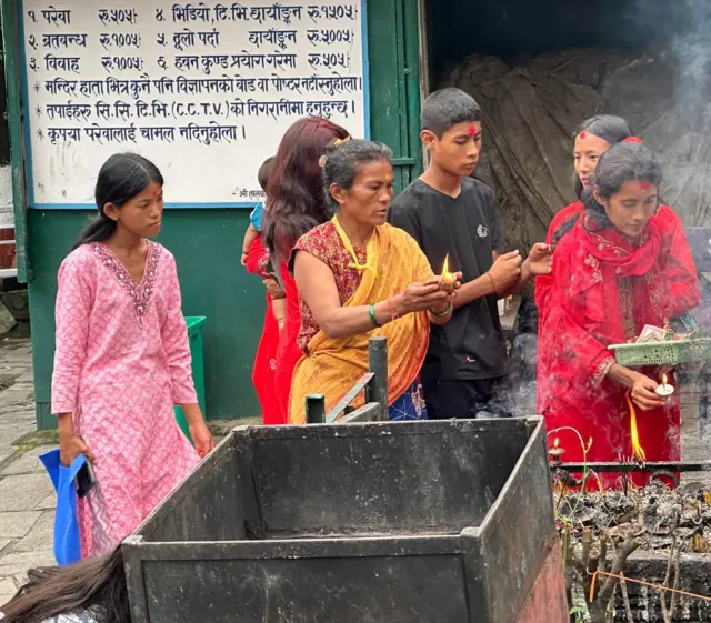 हायू समुदायको परिवार पोखराको तालवाराही मन्दिरमा