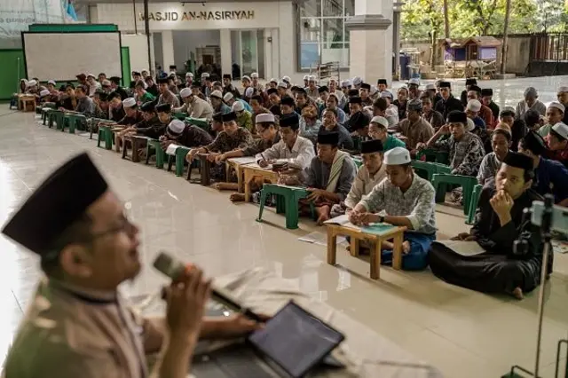 Di Pesantren, juga dikenal sebagai "Santri", siswa dipisahkan dari keluarga mereka dan menghabiskan hari-hari mereka membaca kitab suci Islam, membaca Al-Qur'an dan belajar bahasa Arab, dan kegiatan lain yang dimulai dari sholat subuh hingga tengah malam.