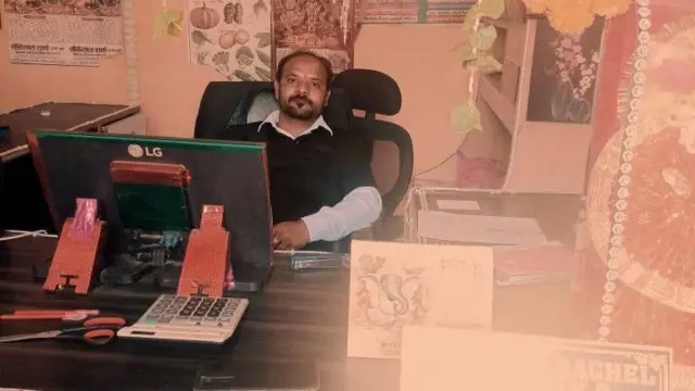 நகரத்தைப் போலவே கிராமத்திலும் குழந்தைகள் சிறந்த கல்வியை பெறவேண்டும் என்பதற்காக தினேஷ் பகேல் இந்த முயற்சியில் ஈடுபட்டதாக அவரது குடும்பத்தினர் கூறுகின்றனர்.