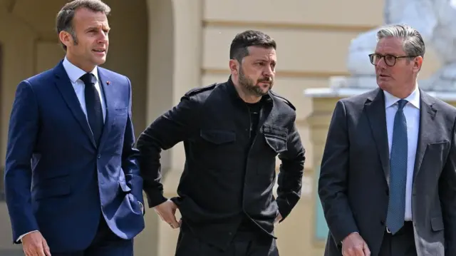 
د اوکرایین اروپايي متحدانو لکه د فرانسې ولسمشر ایمانویل مکرون (کیڼ اړخ) او د برېتانیا لومړی وزیر کېیر سټارمر (ښي اړخ) چې له ولسمشر ولودیمیر زېلینسکي سره لیدل کیږي، ویلي، اوکرایین باید د سولې په خبرو اترو کې ښکېل وي.
