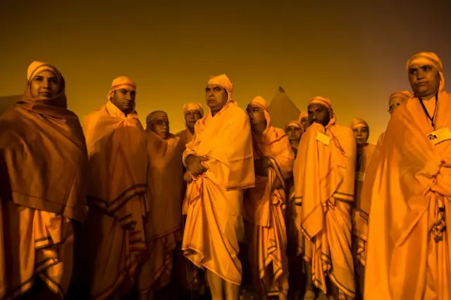 हरिद्वार में गंगा किनारे खड़े भगवाधारी