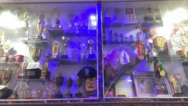 घर में सजा कर रखीं आकाश दीप को मिले मेडल और ट्राफियां