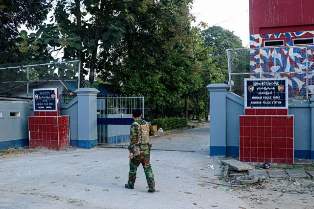 နမ့်ခမ်းမြို့မရဲစခန်းရှေ့က TNLA တပ်ဖွဲ့ဝင်တစ်ဦး