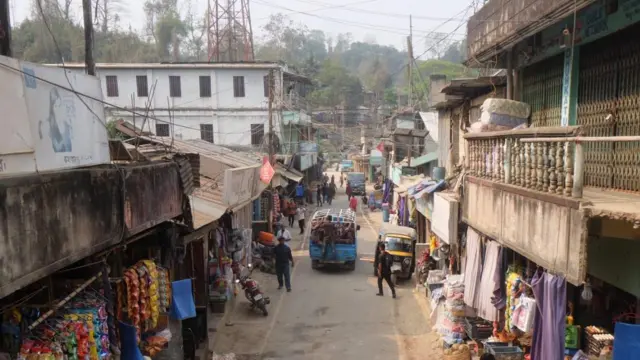 ব্যাংক অফিস বন্ধ, বাজারেও মানুষের উপস্থিতি কম