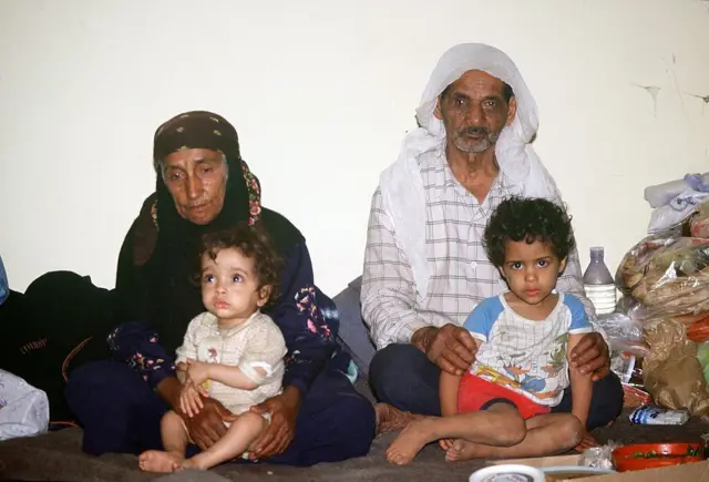 Familia de refugiados palestinos que lograron huir de los combates entre guerrilleros palestinos y milicianos chiitas de Amal en Sabra y Chatila.