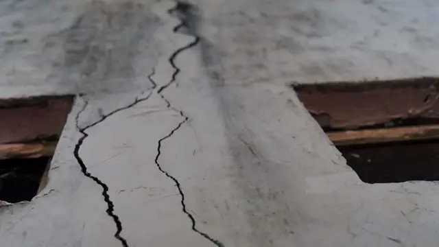 ललावंडी गांव के अधिकतर घरों में ऐसी ही दरारें आ गई हैं