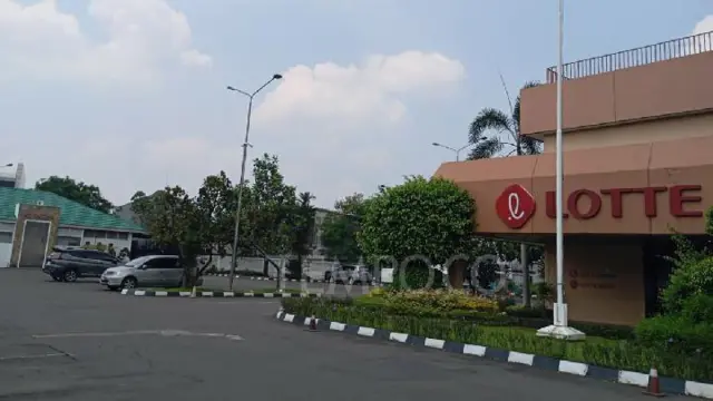 Lokasi penculikan Kepala Cabang Pembantu BRI Muhammad Ilham Pradipta yang berada di parkiran samping Kantor Pusat PT Lotte Mart Indonesia di kawasan Pasar Rebo, Jakarta, 23 Agustus 2025. 