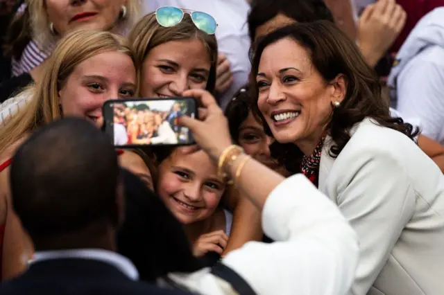 Kamala Harris posando para selfie com apoiadores nas comemorações do 4virtual cassinojulho na Casa Branca