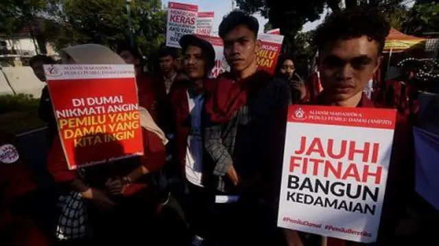 Mahasiswa yang tergabung dalam Aliansi Mahasiswa Peduli Pemilu Damai (AMP2D) menggelar aksi di depan Gedung KPU, Jakarta, Kamis (21/12/2023). 