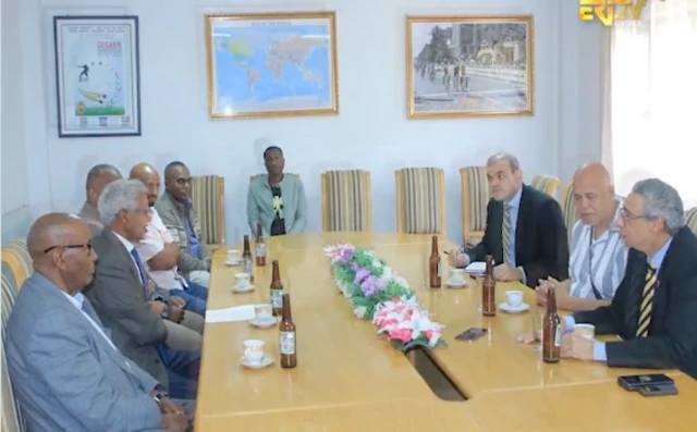 ኣሰልጣኒ ኮሓ ሓሺም ያኪኒ (ማእከል) ምስ ኣምባሳደር ግብጺ ኣብ ኤርትራ ብምዃን ምስ ሰብመዚ ስፖርት ኤርትራ ኣብ ዝተራኸበሉ