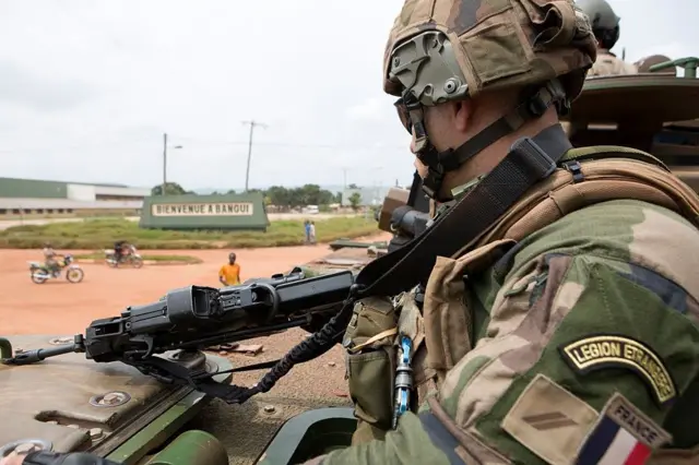 L'opération Sangaris est une intervention militaire des forces armées françaises en République centrafricaine, en cours depuis le 5 décembre 2013. Le 2e régiment d'infanterie étrangère effectue une patrouille à Bangui pour soutenir la mission de maintien de la paix de l'ONU, la MINUSCA. 