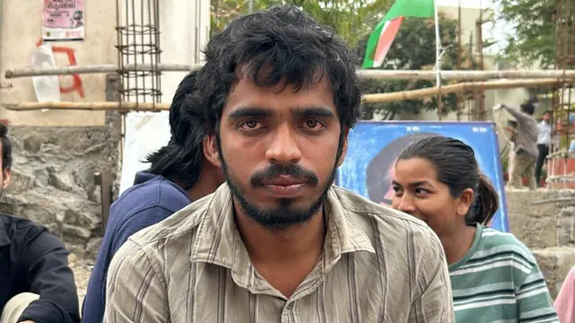 उपोषण करणारा मुलगा