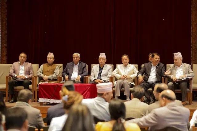 नेपाली कांग्रेसको निवर्तमान संसदीय दलको बैठकमा नेताहरू