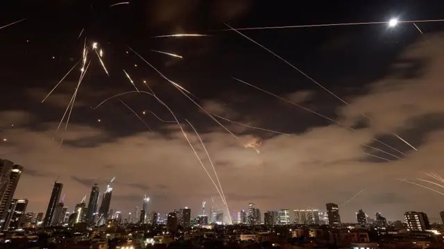  سامانه‌های پدافند هوایی اسرائیل بسیاری از موشک‌های ایران را رهگیری کردند، اما شماری از آن‌ها از پدافند عبور کردند و موجب مرگ و جراحت شدند
