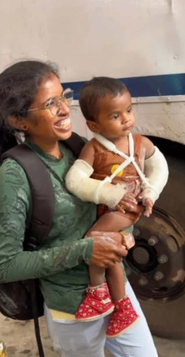 बच्चे के साथ अखिला