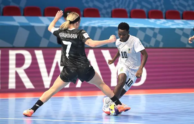 Taphattuu Garee Dubartoota Futsaal Niwuu Ziilaandii Haannaa Maarii Kraakmaan (bitaa) fi taphattuu Taanzaaniyaa Meerii Aronee (mirga) tapha Futsal World 2025 irraatti.