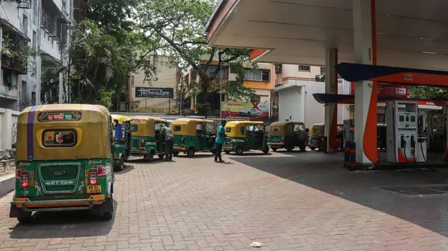 কলকাতার একটি এলপিজি পাম্পে অটো- রিকশার সারি