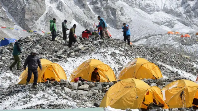Carpas y personas en el Everest.