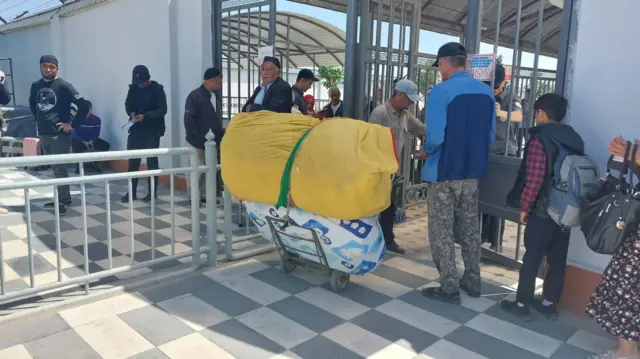 Ўзбек Қирғиз чегарасидан юк олиб ўтиш