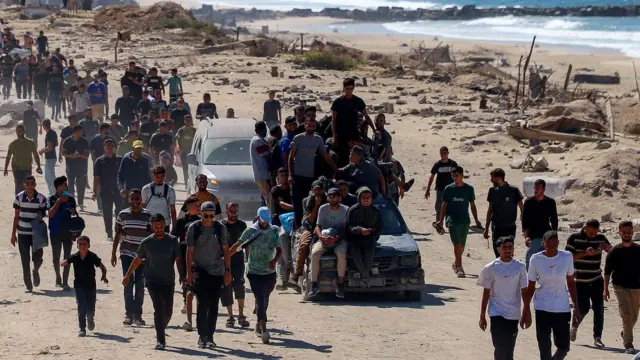 Palestinci, koji su raseljeni u južni deo Gaze po nalogu Izraela tokom rata, kreću se po dolasku u grad Gazu nakon što je stupio na snagu prekid vatre između Izraela i Hamasa u Gazi.