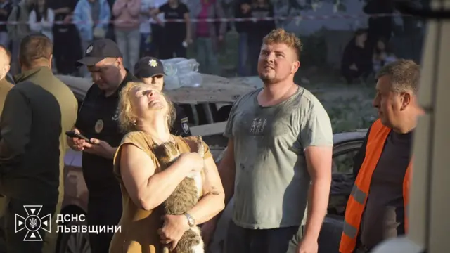 Валентин (чоловік у сірій футболці) під час допомоги місцевим мешканцям