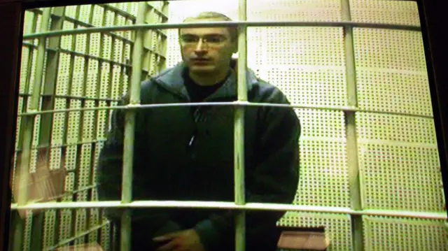 Mtu tajiri zaidi wa Urusi na mfanyabiashara mkubwa wa mafuta Mikhail Khodorkovsky akiwa katika gereza la "Matroska tishina" kwenye skrini ya runinga wakati wa kiunga cha video katika mahakama ya Moscow, 15 Januari 2003. 