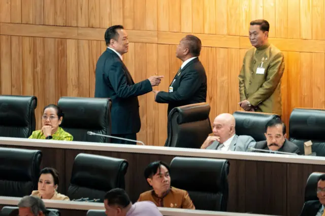 นายกฯ อนุทิน ชาญวีรกูล พูดคุยกับ พล.อ.เกรียงไกร ศรีรักษ์ ในระหว่างการประชุมร่วมรัฐสภาเมื่อ 14-15 ต.ค. 