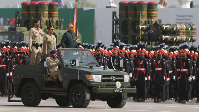 صدر عارف علوی عسکری پریڈ کا معائنہ کر رہے ہیں