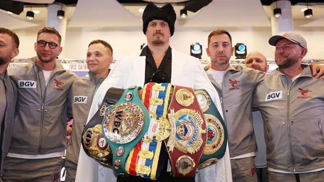 Александр Усик и его чемпионские пояса