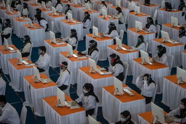 Sejumlah orang mengikuti tes CPNS di Surabaya pada 20 September 2021.