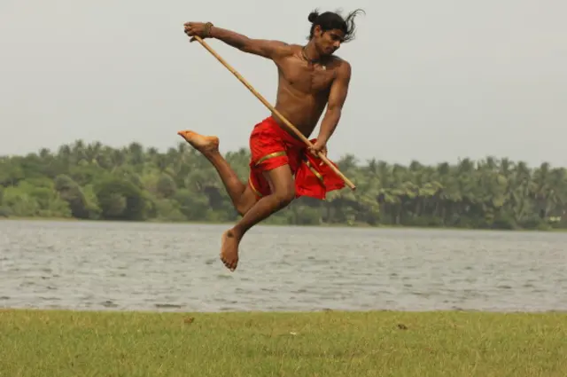 මෙම සටන් කලාව නමින් සිලම්බම් ලෙස හඳුන්වනු ලබයි.