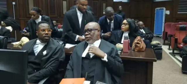 Ndị ọkaiwu yi uwe ojii e ji maara ha ma nọrọ n'ime ụlọikpe