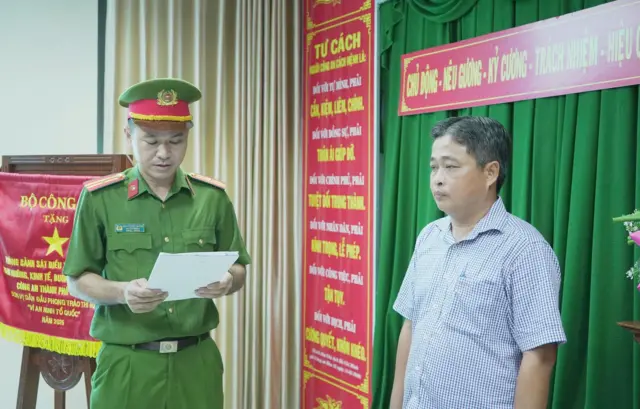 Cơ quan CSĐT Công an TP Cần Thơ đọc lệnh khởi tố bị can, bắt tạm giam ông Võ Chí Công