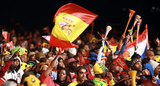 İspanya ve Hollanda bayraklarının da görüldüğü kalabalık bir taraftar grubunu gösteren fotoğraf