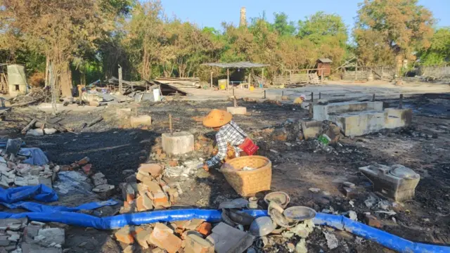 မီးရှို့ခံရတဲ့ ကံသစ်ကျေးရွာ