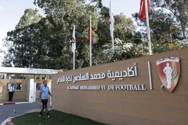 صورة لمدخل أكاديمية محمد السادس لكرة القدم بمدينة سلا 