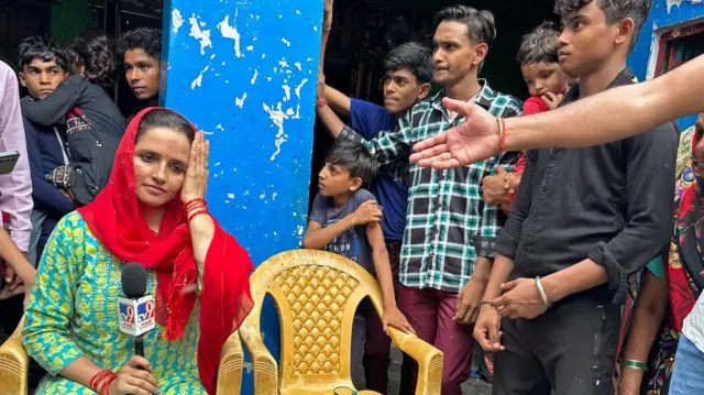 ভারতের এক টেলিভিশন অনুষ্ঠানে লাইভ বক্তব্য রাখার সময়ে সীমা হায়দার