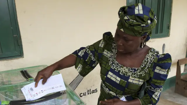 Onye na-atụ vootu n'oge ntuliaka