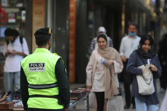 İran sokaklarında polis, kadınların giyimine yönelik kuralları uygulamakla yükümlü. 