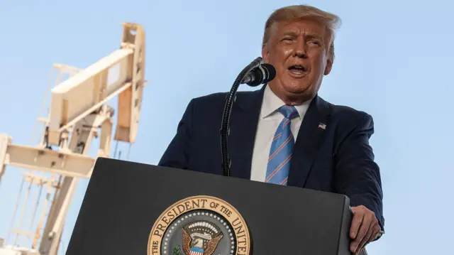 Трамп выступает перед нефтяниками в Техасе на фоне станка-качалки