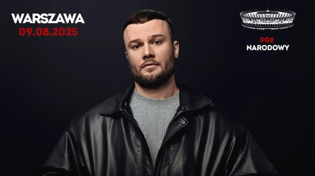 Афиша белорусского рэп-исполнителя Макса Коржа с его портретом. На фото он с бородой и усами, в черной кожаной куртке. Афиша анонсирует концерт в Варшаве 9 августа