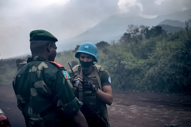 Un soldat congolais discutant avec un soldat de la Monusco