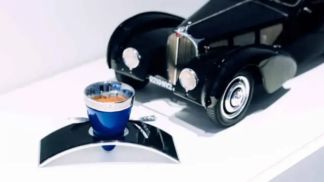 قهوه بوگاتی در فنجان‌هایی سرو می‌شود که از فیبر کربن ساخته شده است