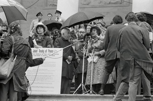 Dân biểu Bella Abzug từ lâu đã có lập trường phản chiến. Trong ảnh: Bà Abzug (đang phát biểu) trong một sự kiện phản chiến tại Đồi Capitol thời Chiến tranh Việt Nam.