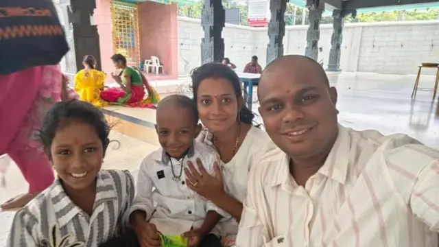 कुटुंबीयांसोबत प्रणय तेजा (फाइल फोटो)