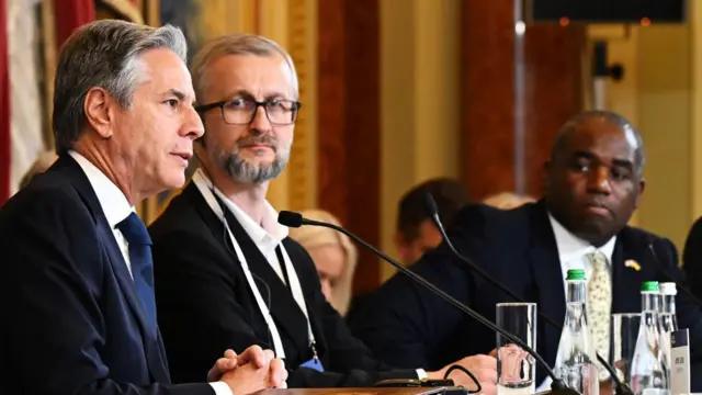 လေးကြိမ်မြောက် ခရိုင်းမီးယား ပလက်ဖောင်း ထိပ်သီးဆွေးနွေးပွဲ တက်ဖို့ ယူအက်စ် ယူကေ ဝန်ကြီး နှစ်ယောက် ကိယက်ဗ်ကို အတူရောက်လာ